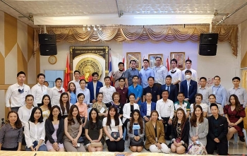 ambassador visits young overseas vietnamese in thailands udon thani province