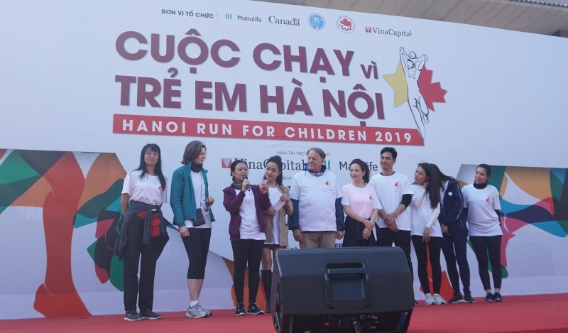 Fund raised from Hanoi Run for Children handed over to beneficiaries