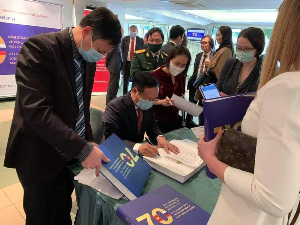 Embassy debuts photo book on 70 year vietnam-russia ties