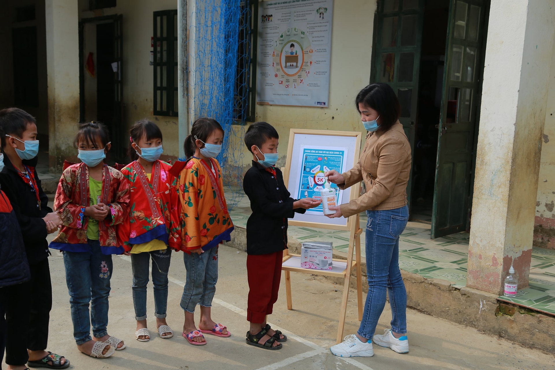 NGO present medical supplies for COVID 19 prevention to border province