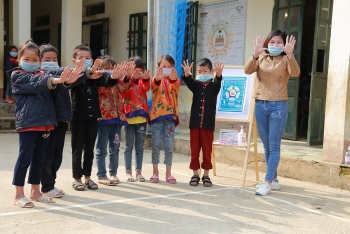 NGO presents medical supplies for COVID-19 prevention to border province