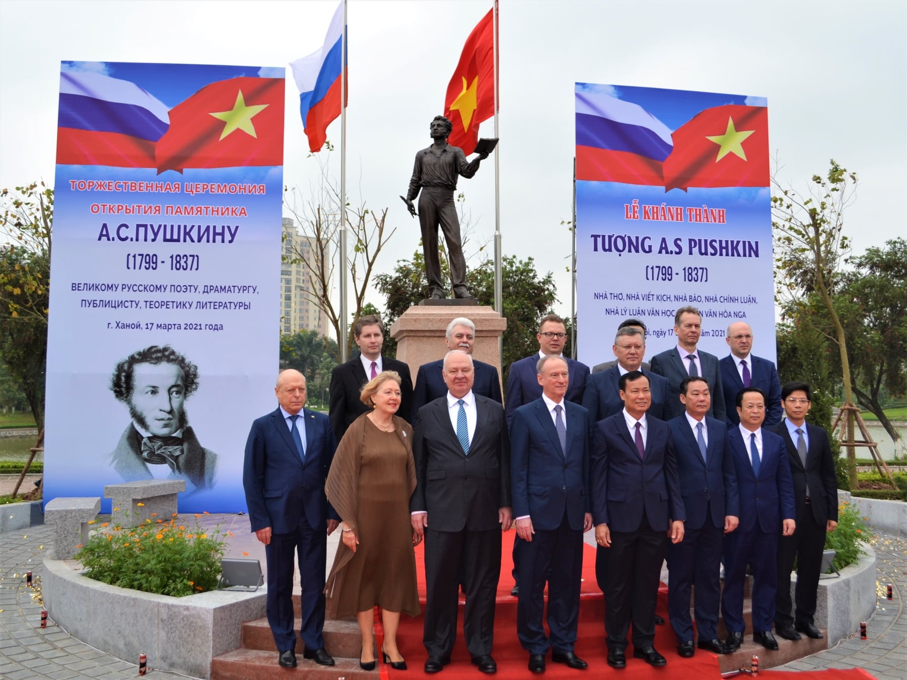Famous Russian poet Pushkin unveiled in Hanoi's park