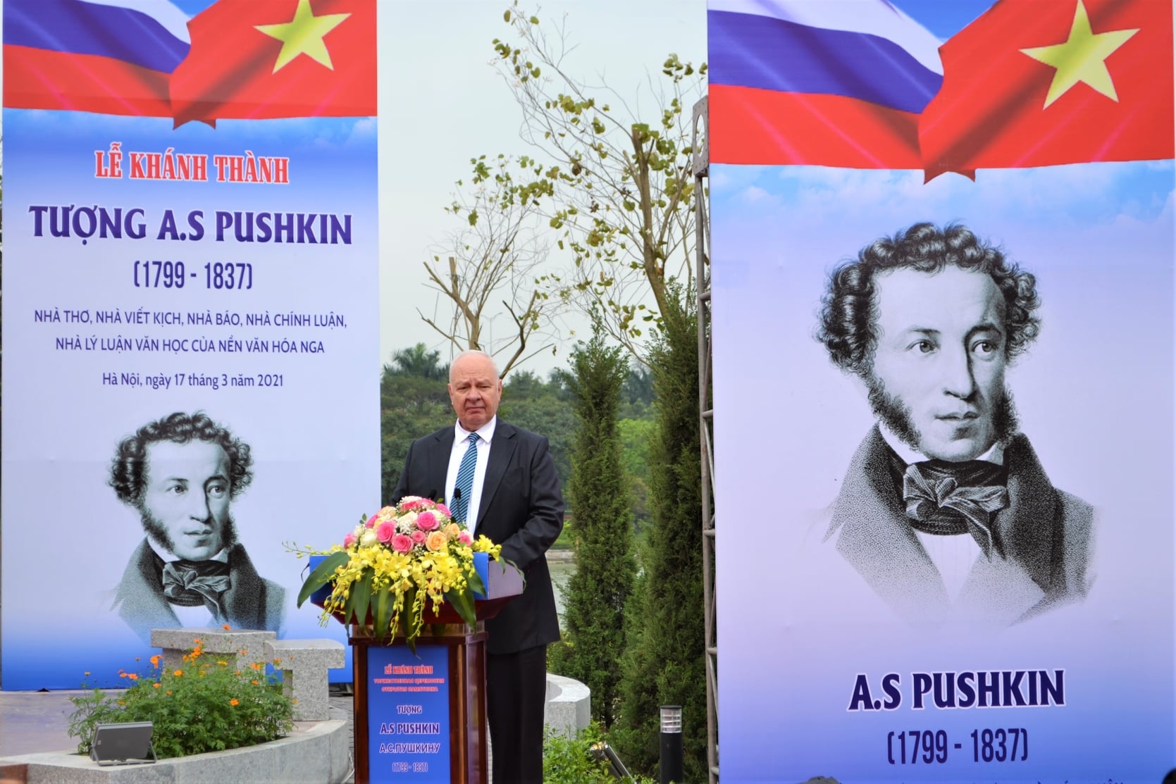 Famous Russian poet Pushkin unveiled in Hanoi's park