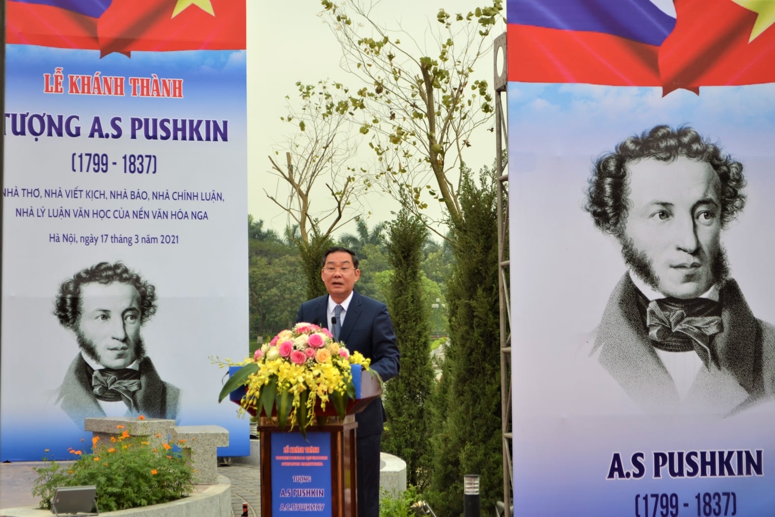 Famous Russian poet Pushkin unveiled in Hanoi's park