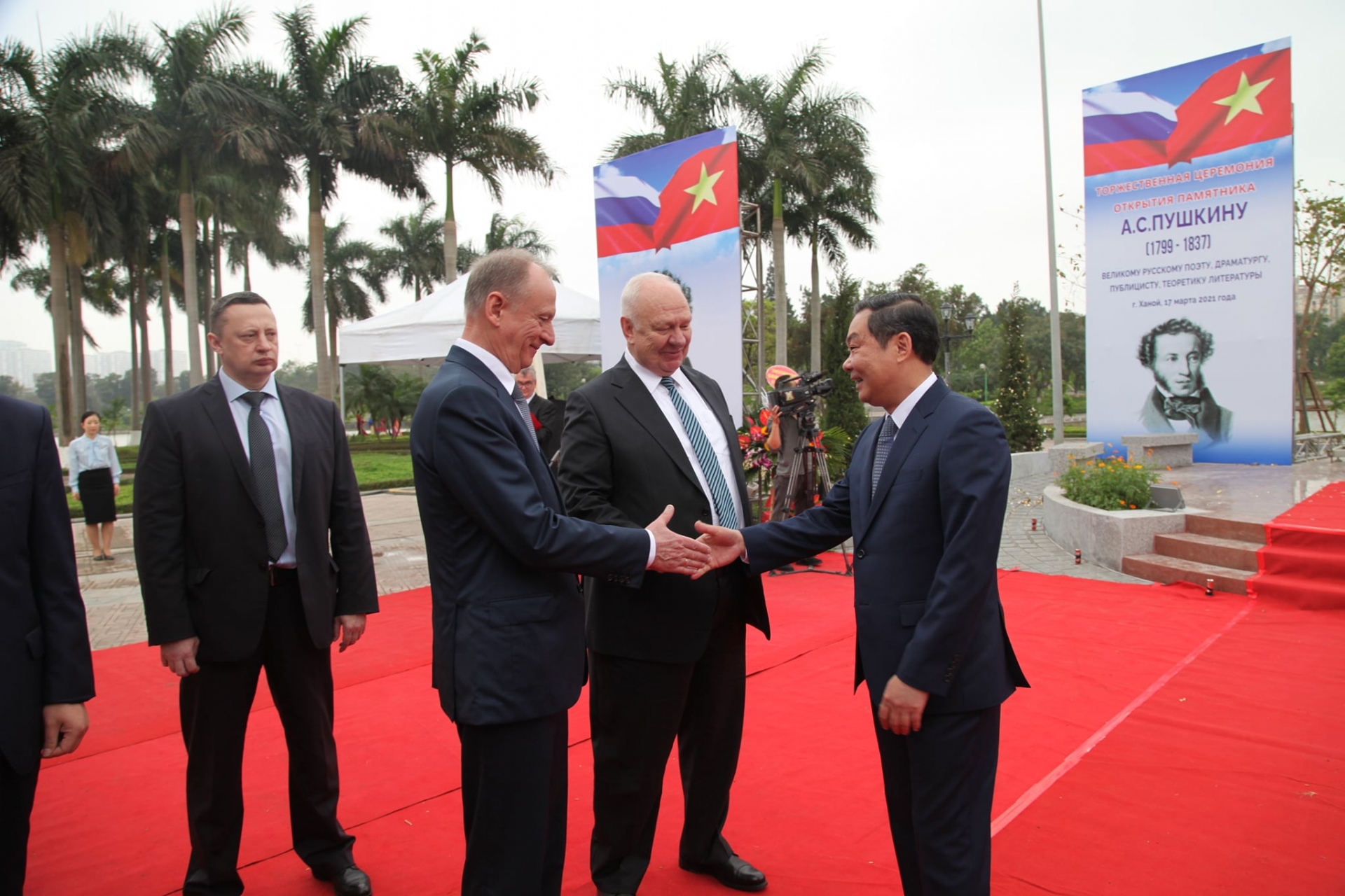 Famous Russian poet Pushkin unveiled in Hanoi's park