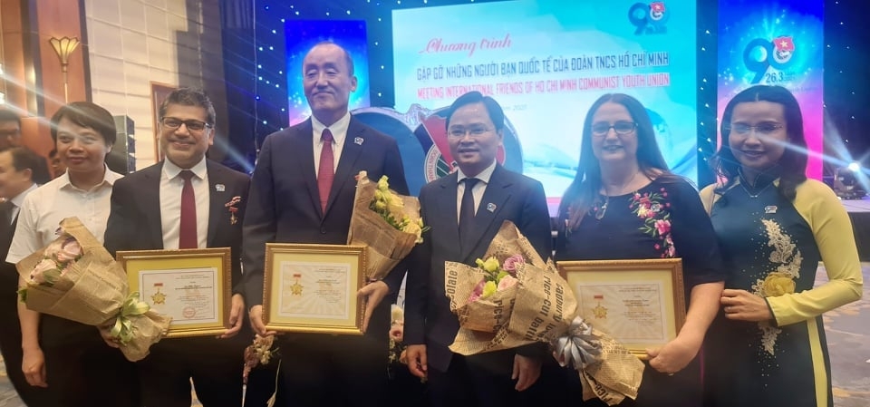 15 foreigners honoured for contributions to youth related affairs