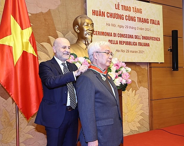 Italy’s Order of Merit presented to Vietnamese NA official