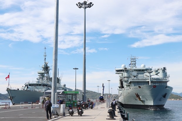 3333-hmcs-regina-and-supply-ship-mv-asterix-vna