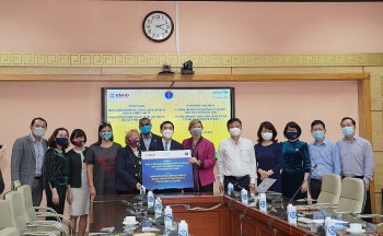 USAID, UNICEF Provide US$-1-Mil Covid-19 Supplies to Vietnam