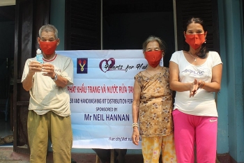 thua thien hue facemasks and hand sanitizers distributed to poor households