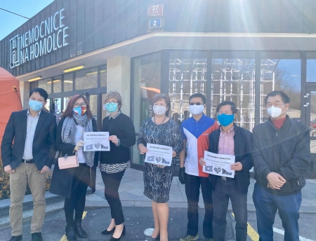 Vietnamese continues donating medical items to Czech hospitals