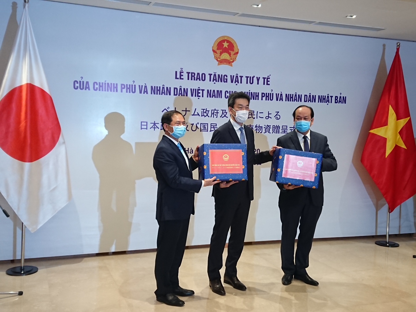 Vietnam medical supplies for COVID-19 fight presented to US, Japan, Russia vietnam presents us japan russia with medical supplies for covid 19 fight