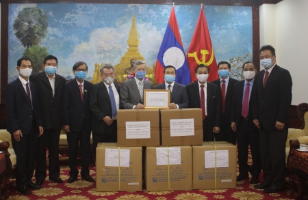 Friendship association assists Lao's COVID-19 fight with 500 protective suits, 18,500 masks