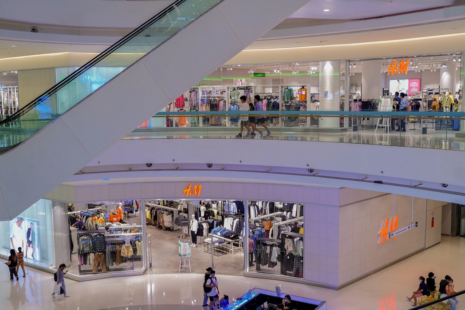 Close up photos: H&M stores in Vietnam after wave of boycott calls