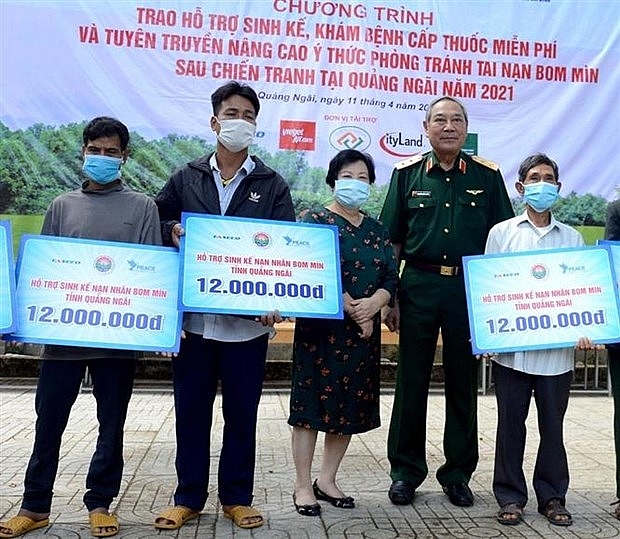 Livelihood support, free medical check-ups given to UXO victims in Quang Ngai