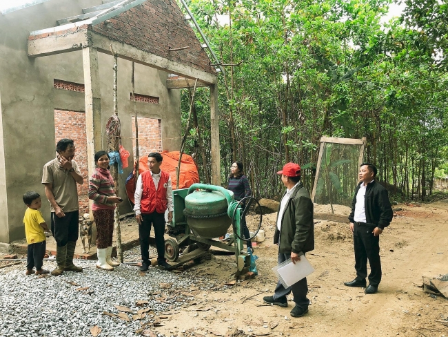 Quang Nam villagers get support to build back flood damaged houses