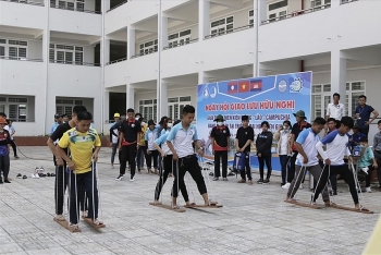 Gifts, scholarships given to Lao and Cambodian students at Kien Giang university