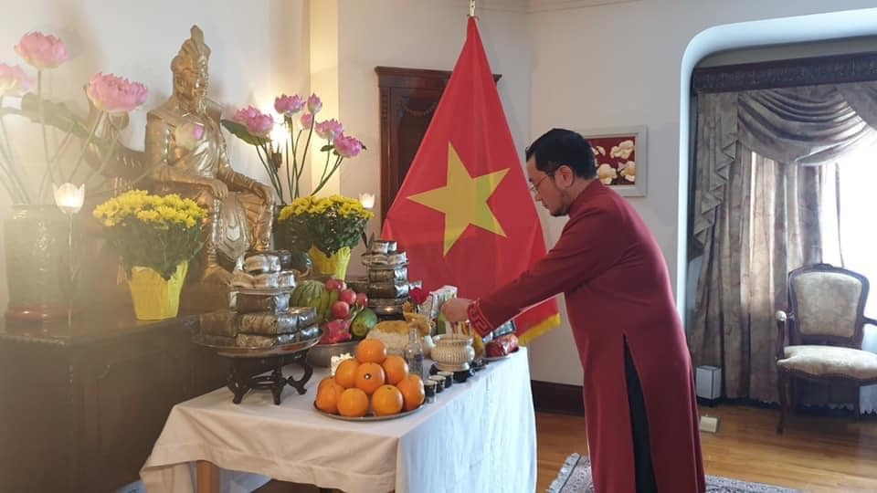Ambassador Pham Cao Phong offers incense in commemoration of Hung Kings at Vietnam House in Canada. Photo: Vietnamese Embassy in Canada