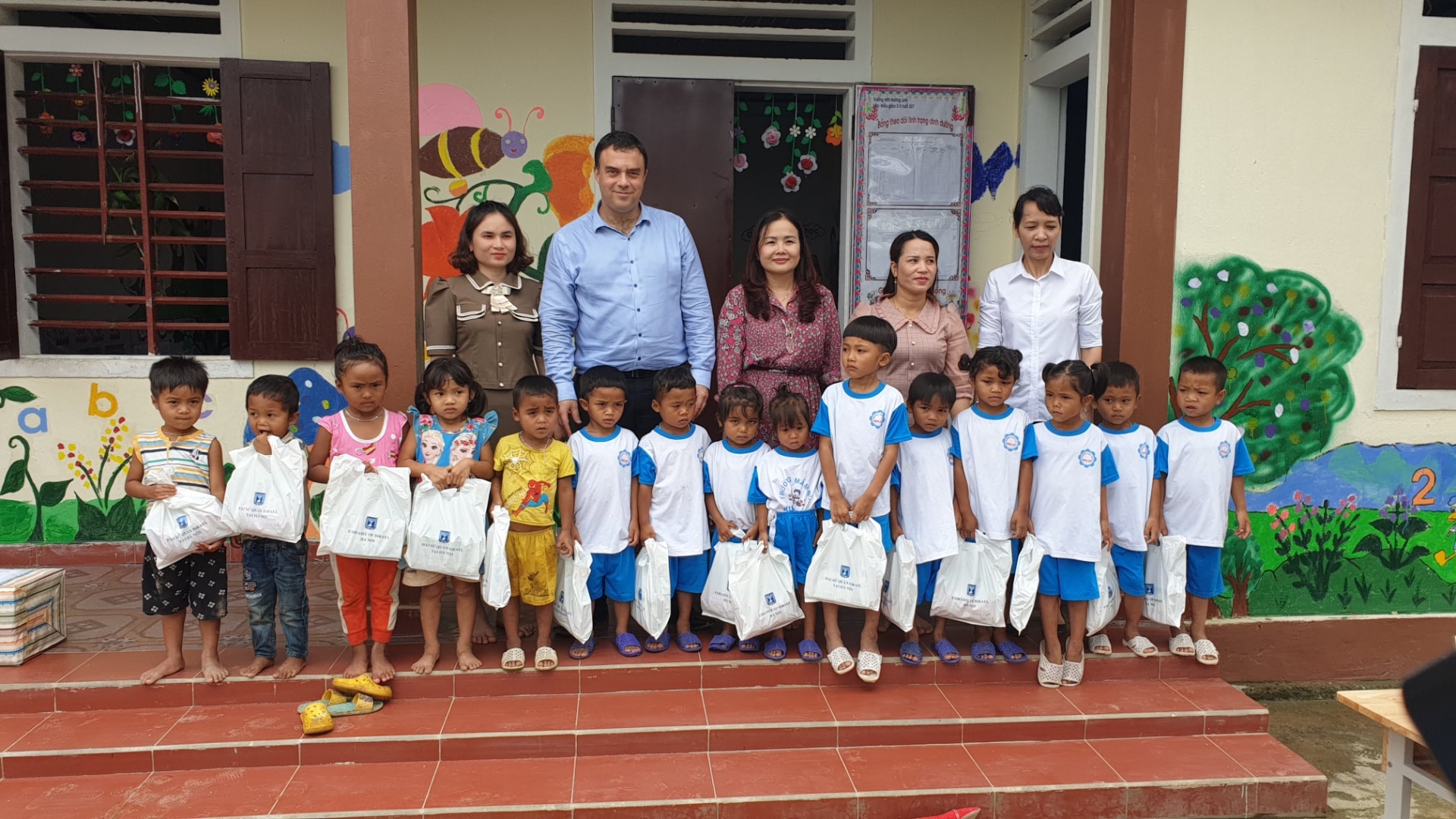 israeli embassy assists poor school sites in quang tri