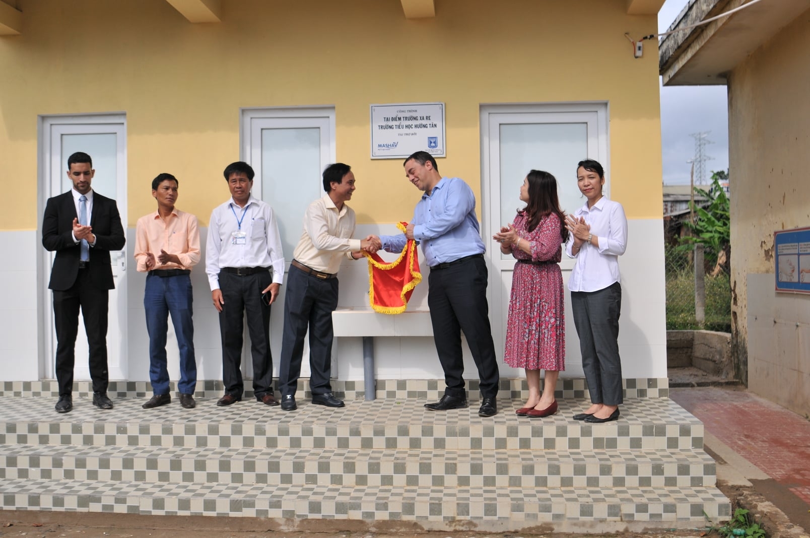 Israel Embassy assists poor school in Quang Tri