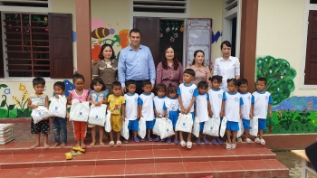 Israeli Embassy assists poor school sites in Quang Tri