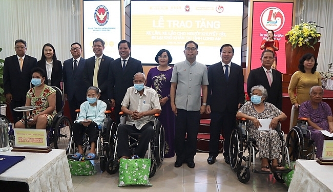 thai consulate general donates wheelchairs to disabled people in long an