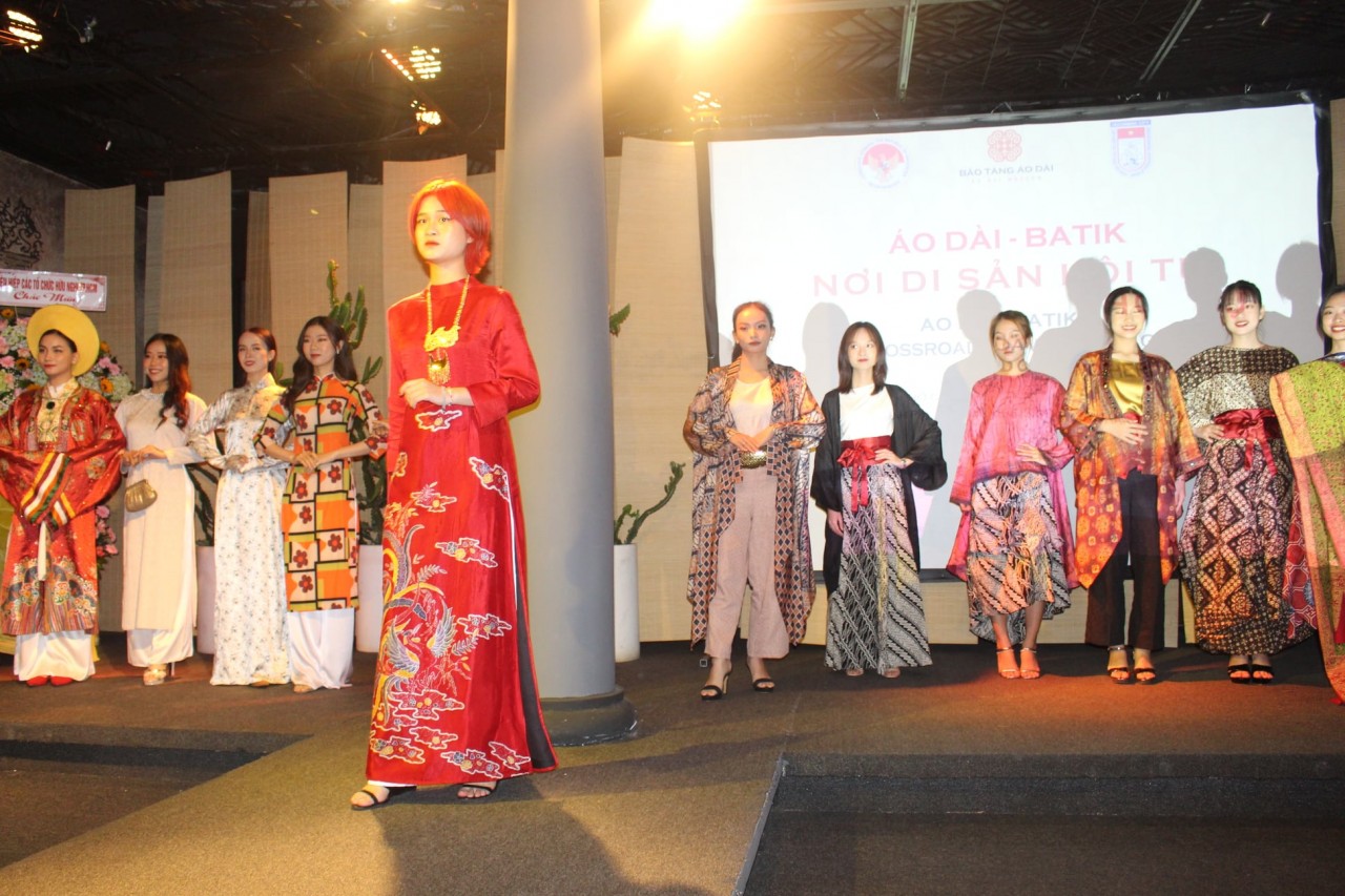 Fashion Event Highlights Indonesia's Batik and Vietnam's Ao Dai