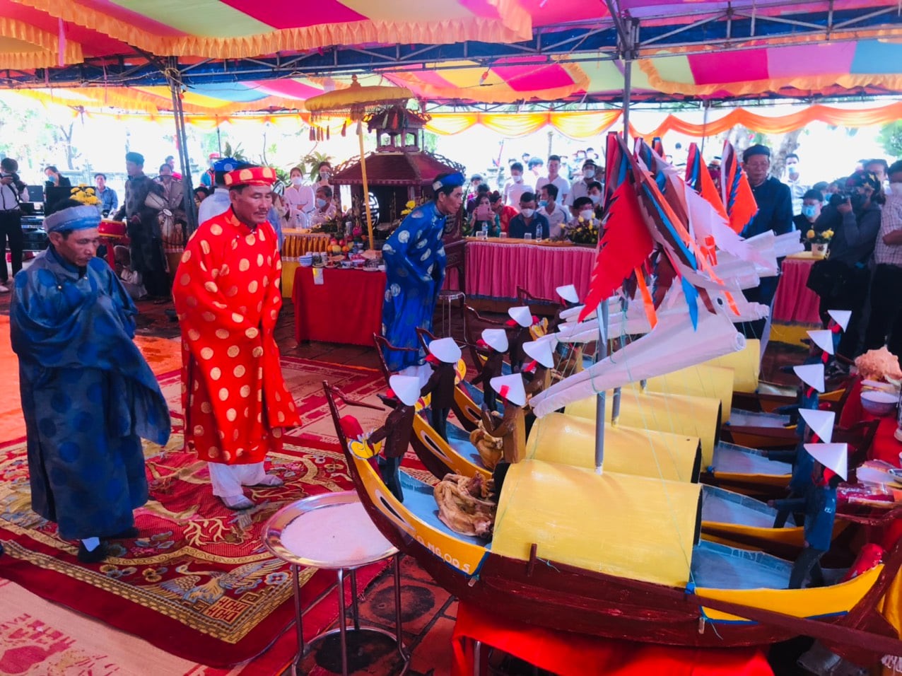 Feast and Commemoration Festival for Hoang Sa Soldiers Holds in Ly Son Island