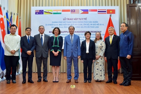Vietnam presents US$ 420,000 medical supplies to eight more countries