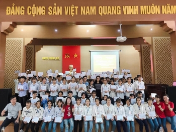 zhishan foundation awards scholarships to 700 poor students in two central provinces