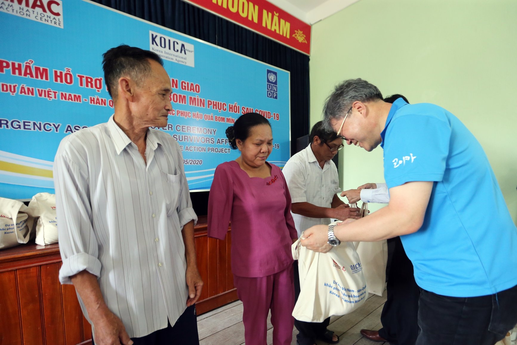covid 19 aid packages provided to over 9100 uxo survivors in vietnams two central provinces