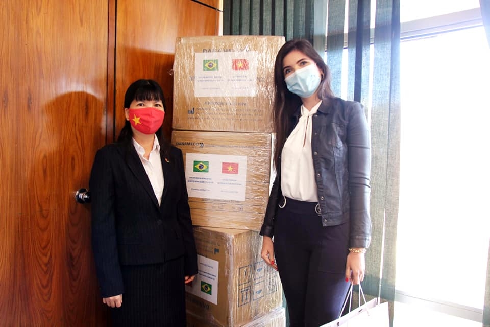 Vietnam Embassy presents 10,000 face masks to Brazilian Chamber of Deputies