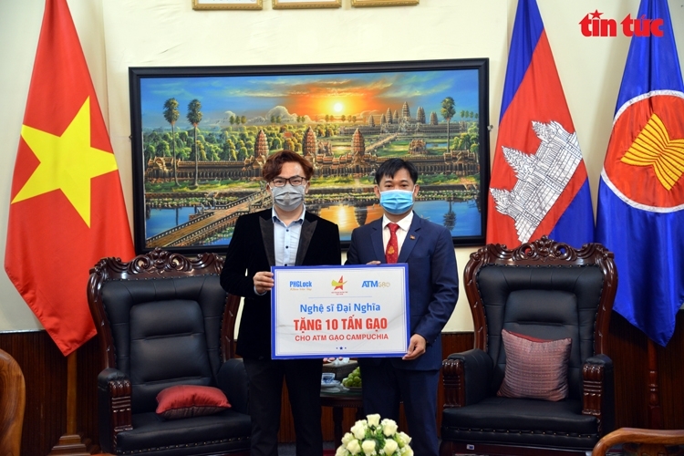 Vietnamese artist, association donates 15 tons of rice to support Cambodian people