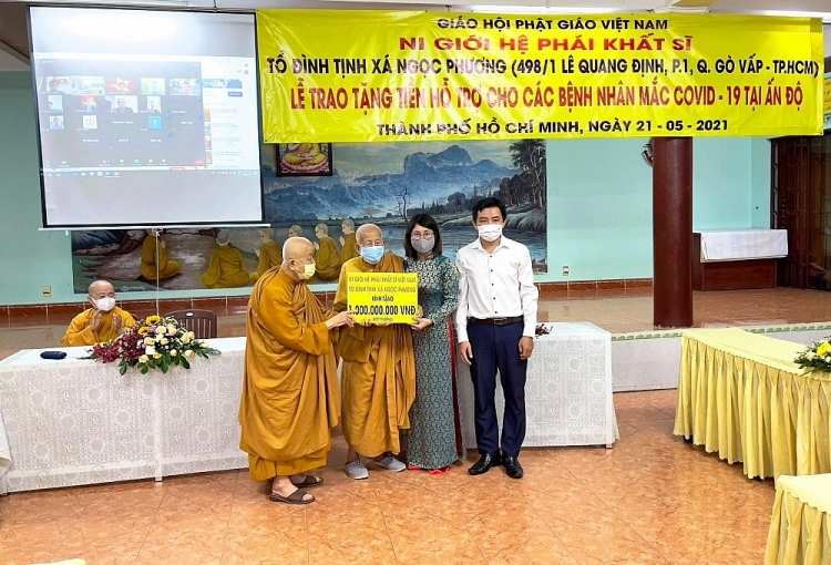 Handing over 50,000 masks from Vietnamese people to India