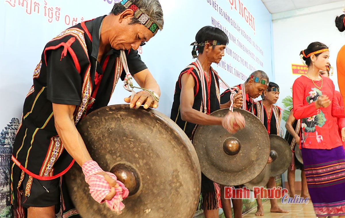Binh Phuoc Border Residents Foster Cooperation with Cambodian Locality