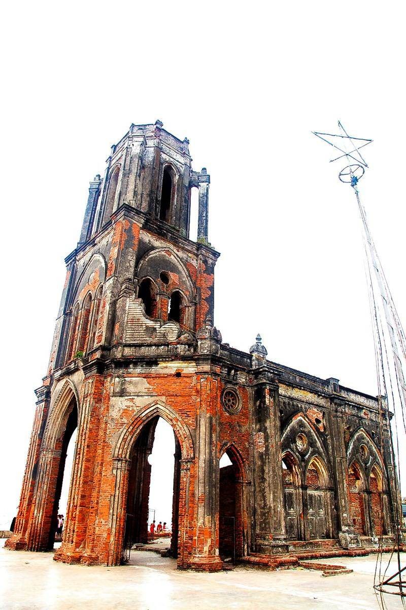 Beauty in Ruins: Pouring Church by the Beach of Nam Dinh Province Beauty in Ruins: Pouring Church by the Beach of Nam Dinh Province