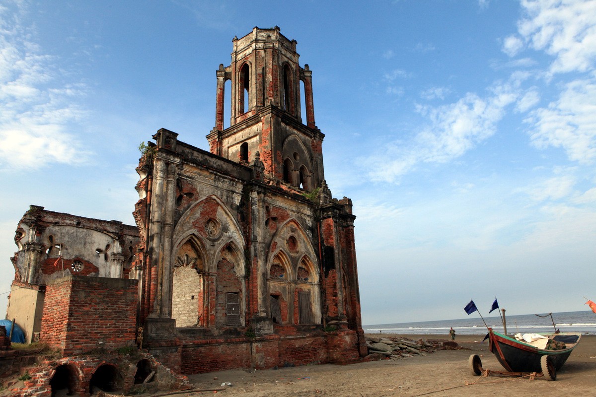 Beauty in Ruins: Pouring Church by the Beach of Nam Dinh Province Beauty in Ruins: Pouring Church by the Beach of Nam Dinh Province