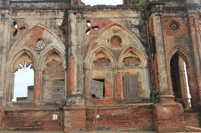 Beauty in Ruins: Pouring Church by the Beach of Nam Dinh Province Beauty in Ruins: Pouring Church by the Beach of Nam Dinh Province