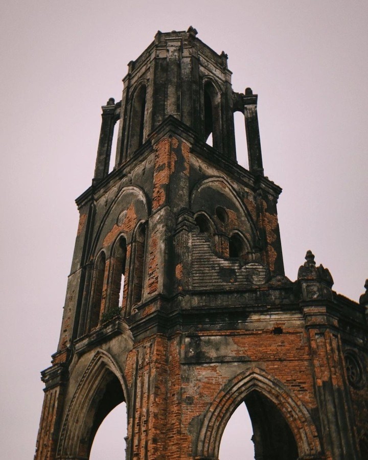 Beauty in Ruins: Pouring Church by the Beach of Nam Dinh Province Beauty in Ruins: Pouring Church by the Beach of Nam Dinh Province