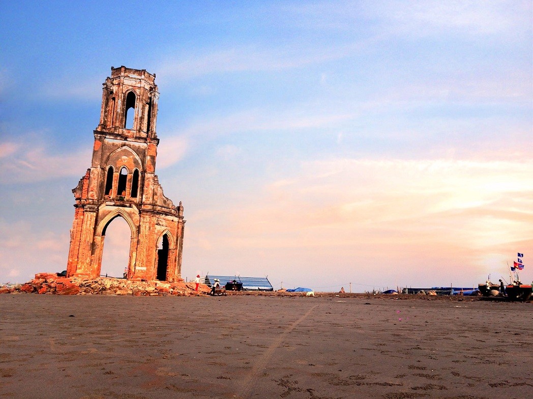 Beauty in Ruins: Pouring Church by the Beach of Nam Dinh Province Beauty in Ruins: Pouring Church by the Beach of Nam Dinh Province
