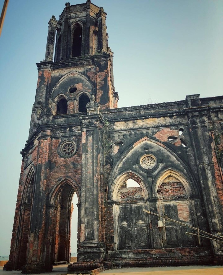 Beauty in Ruins: Pouring Church by the Beach of Nam Dinh Province Beauty in Ruins: Pouring Church by the Beach of Nam Dinh Province