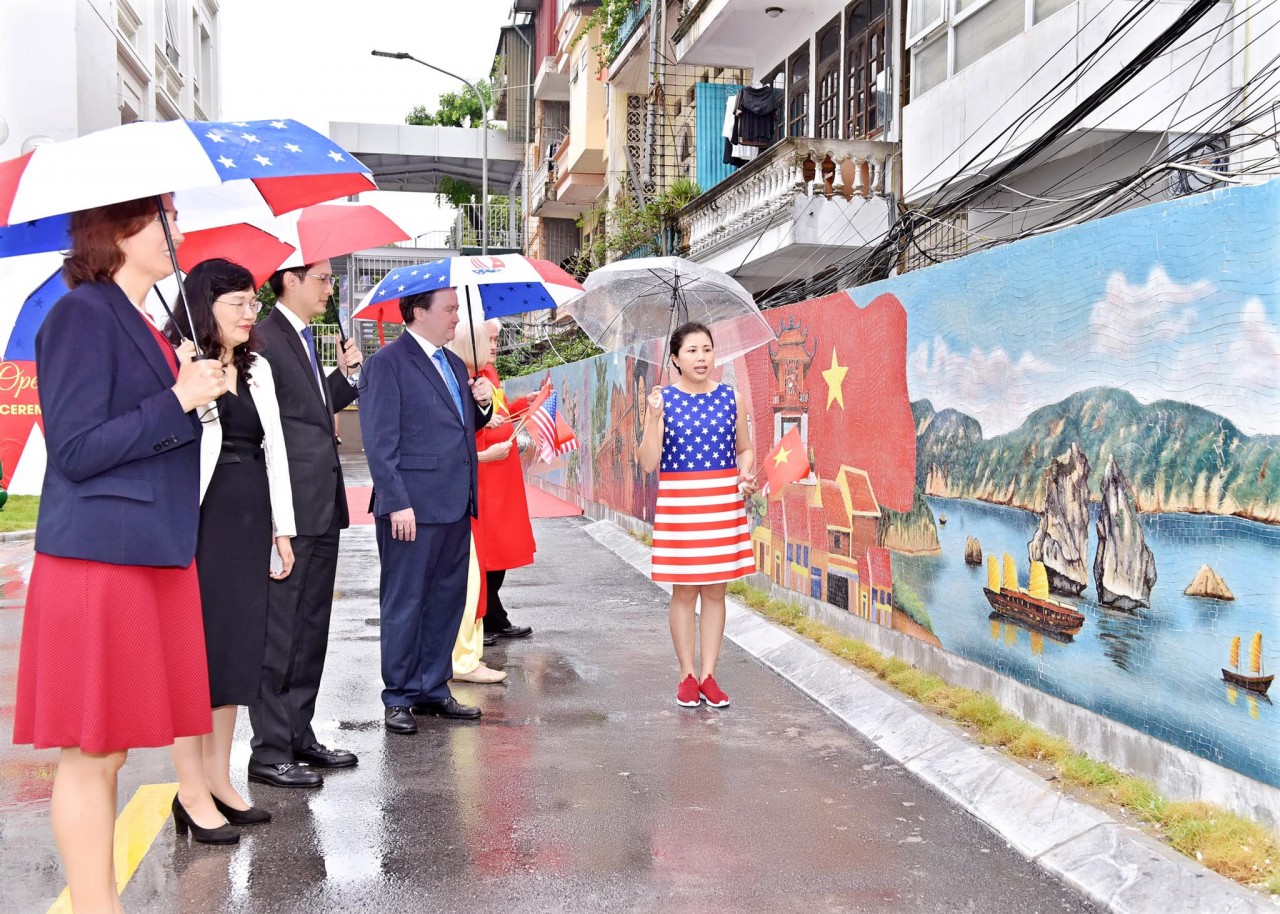 Mural Honors Natural, Cultural Heritage of Vietnam, US