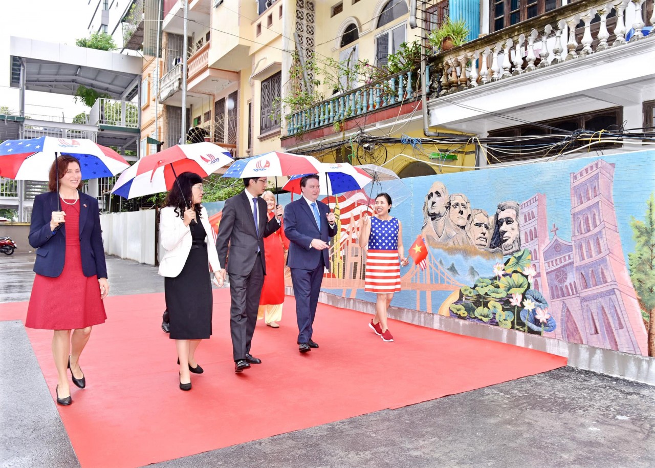 Mural Honors Natural, Cultural Heritage of Vietnam, US
