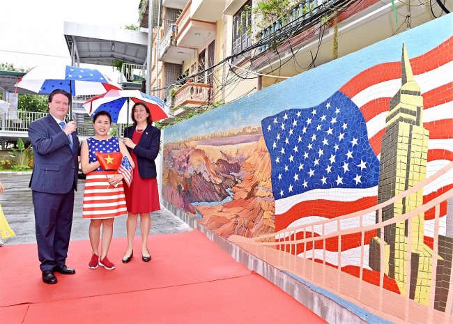 Mural Honors Cultural Heritage of Vietnam, US