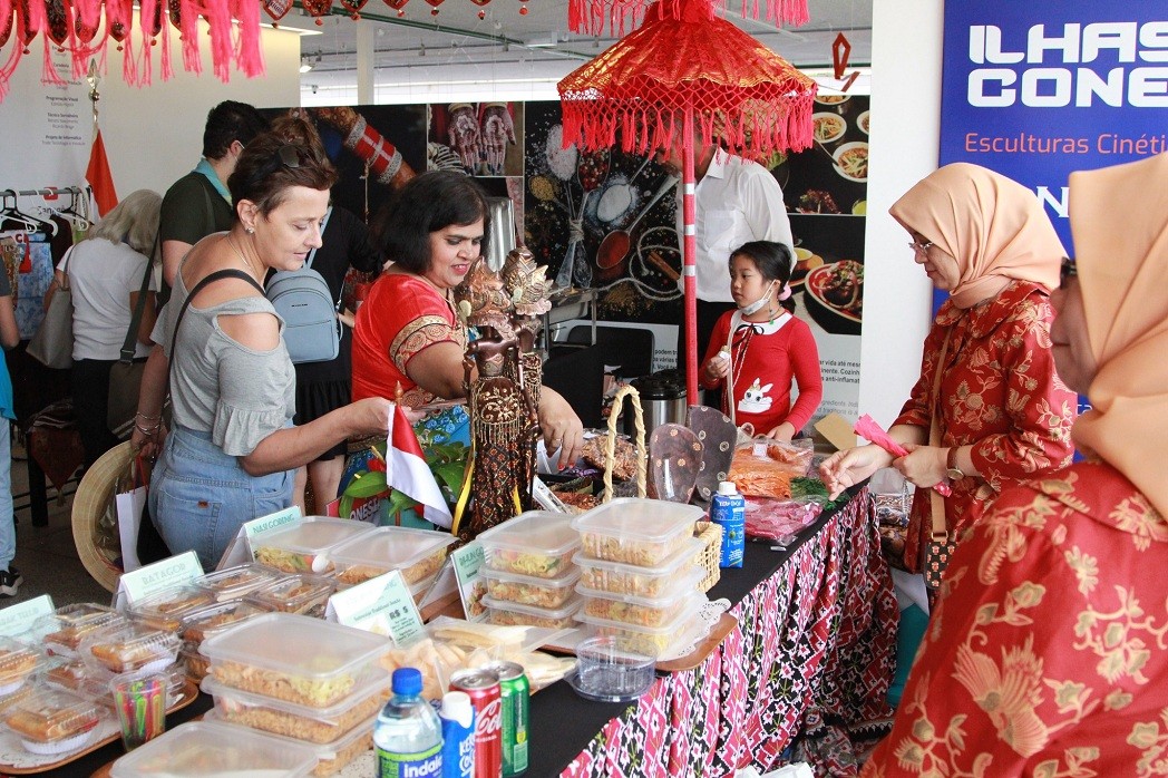 Vietnamese Handicrafts, Cuisine Introduced in Brasilia's Charity Bazaar