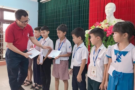 Thua Thien Hue: Zhishan awards scholarships to over 500 poor students