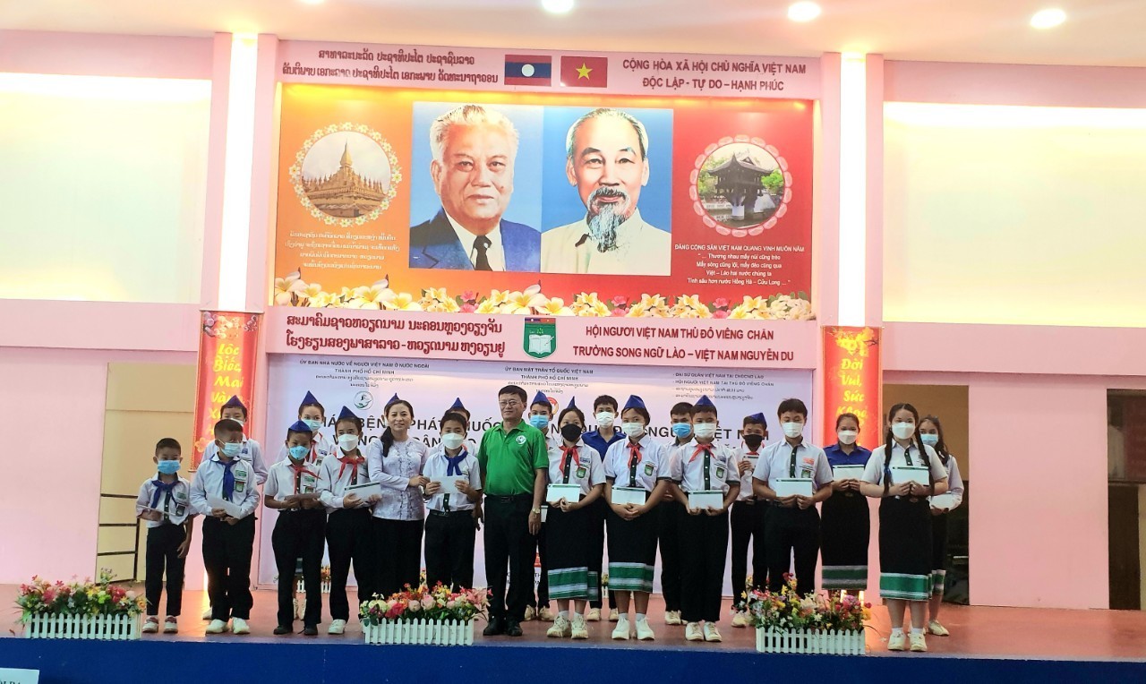 HCM City Provides Health Check-ups, Gifts for Needy People in Laos