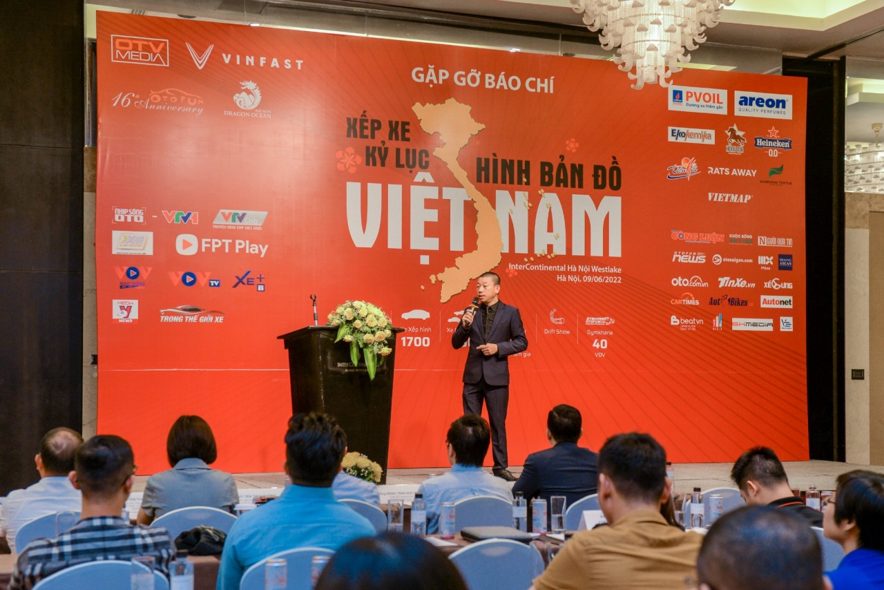 1,700 Cars to Create a Giant Map of Vietnam