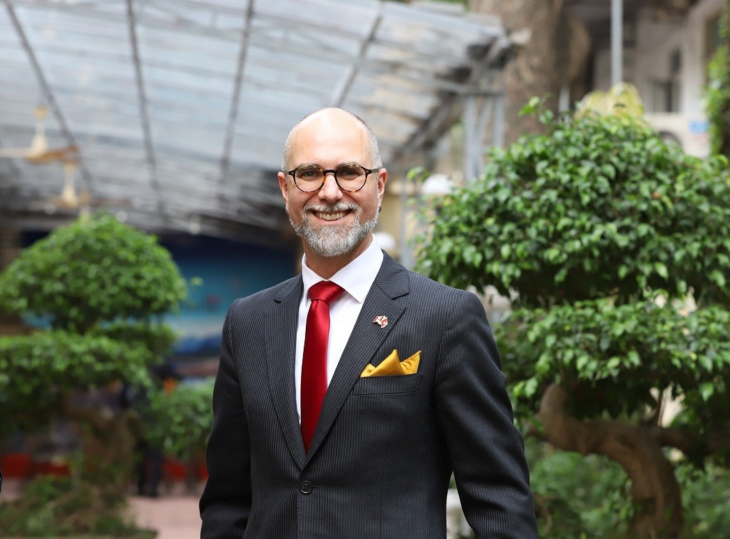 foreign minister receives the new canadian ambassador to vietnam