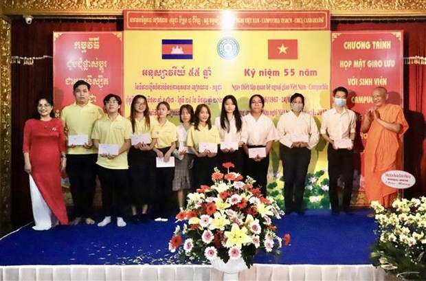 Vietnam's Delegation Provides Check-ups, Gifts for Needy People in Laos